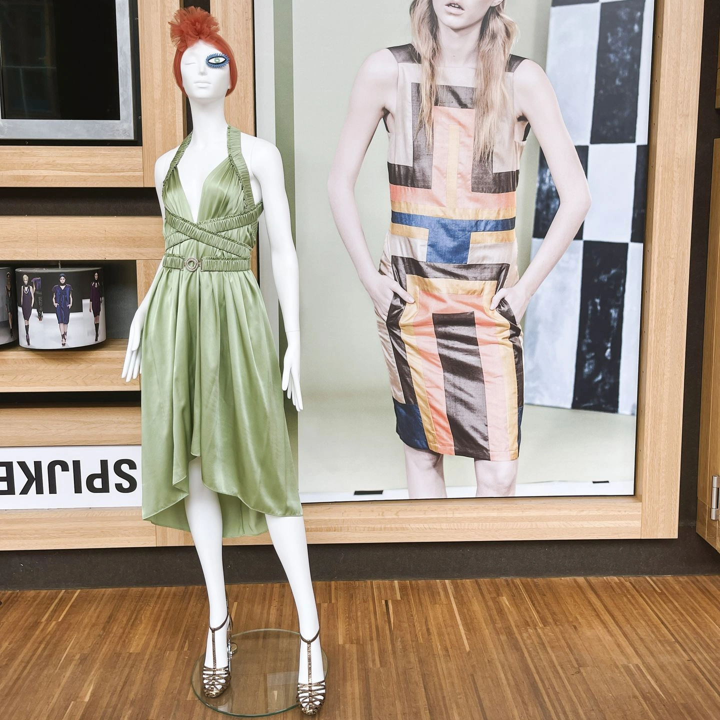 High-end etalage-inrichting met huurpoppen Abstracte witte dames- en herenetalagepoppen van BINK gestyld in de etalage van een moderne kleding-showroom.