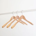 Kledinghanger lotushout naturel gelakt voor blazer, 3 cm schouderbreedte, 44 cm breedte, matte haak - doos van 50 stuks