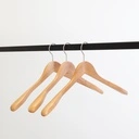 Kledinghanger lotushout naturel gelakt voor blazer, 3 cm schouderbreedte, 44 cm breedte, matte haak - doos van 50 stuks