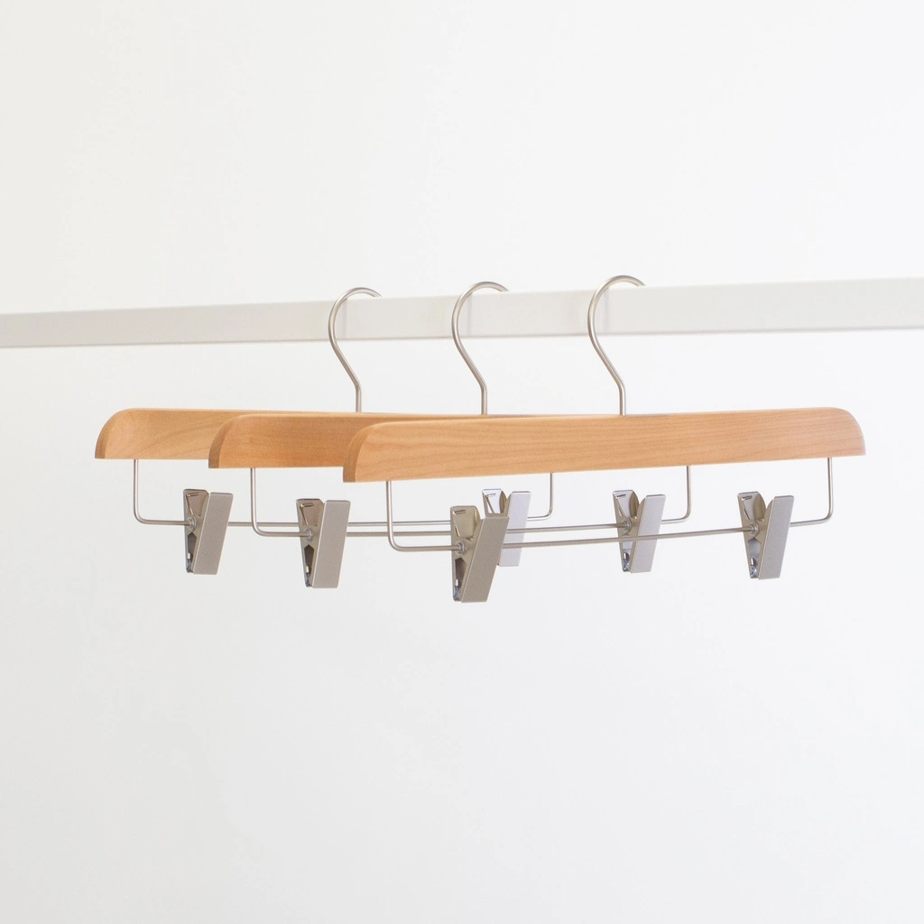 Kledinghanger met clips voor volwassenkledij, lotushout naturel gelakt, 36 cm breedte, matte haak - doos van 50 stuks.