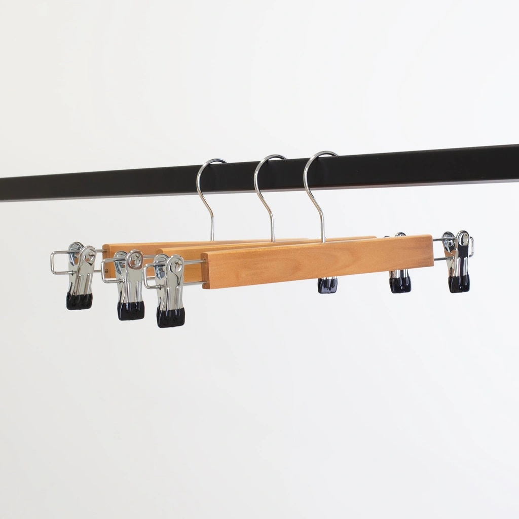 Kledinghanger met clips voor volwassenkledij, lotushout naturel gelakt, 34 cm breedte, blinkende haak - doos van 100 stuks.