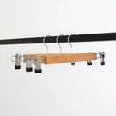 Kledinghanger met clips voor volwassenkledij, lotushout naturel gelakt, 34 cm breedte, blinkende haak - doos van 100 stuks.