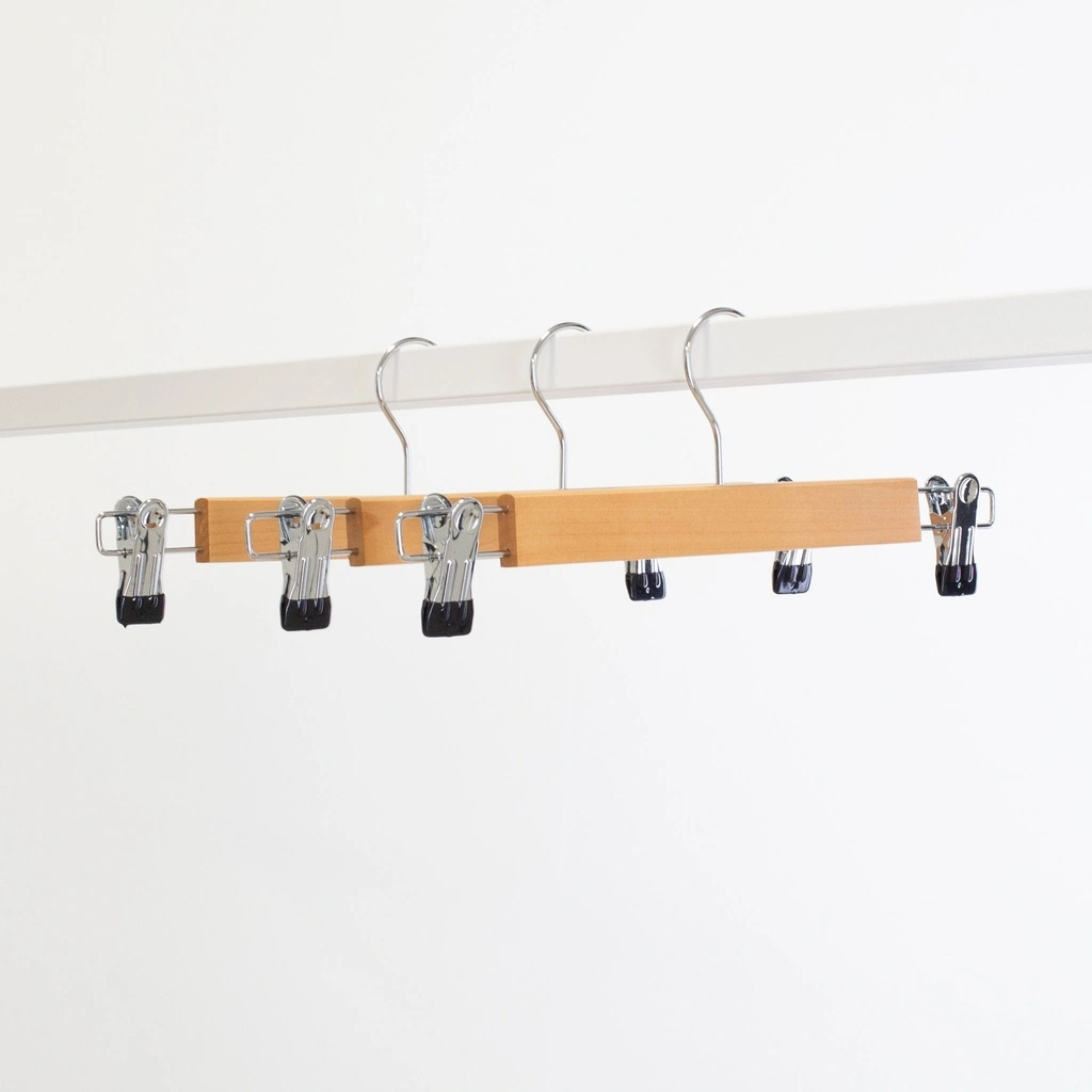 Kledinghanger met clips voor volwassenkledij, lotushout naturel gelakt, 34 cm breedte, blinkende haak - doos van 100 stuks.