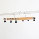 Kledinghanger met clips voor volwassenkledij, lotushout naturel gelakt, 34 cm breedte, blinkende haak - doos van 100 stuks.