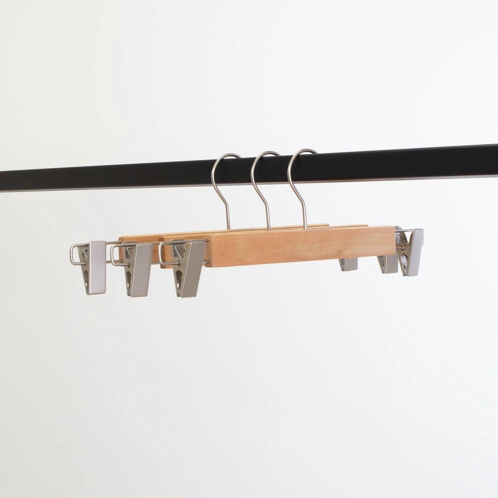 Kledinghanger met clips voor volwassenkledij, lotushout naturel gelakt, 34 cm breedte, matte haak - doos van 100 stuks.