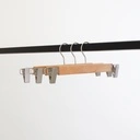 Kledinghanger met clips voor volwassenkledij, lotushout naturel gelakt, 34 cm breedte, matte haak - doos van 100 stuks.