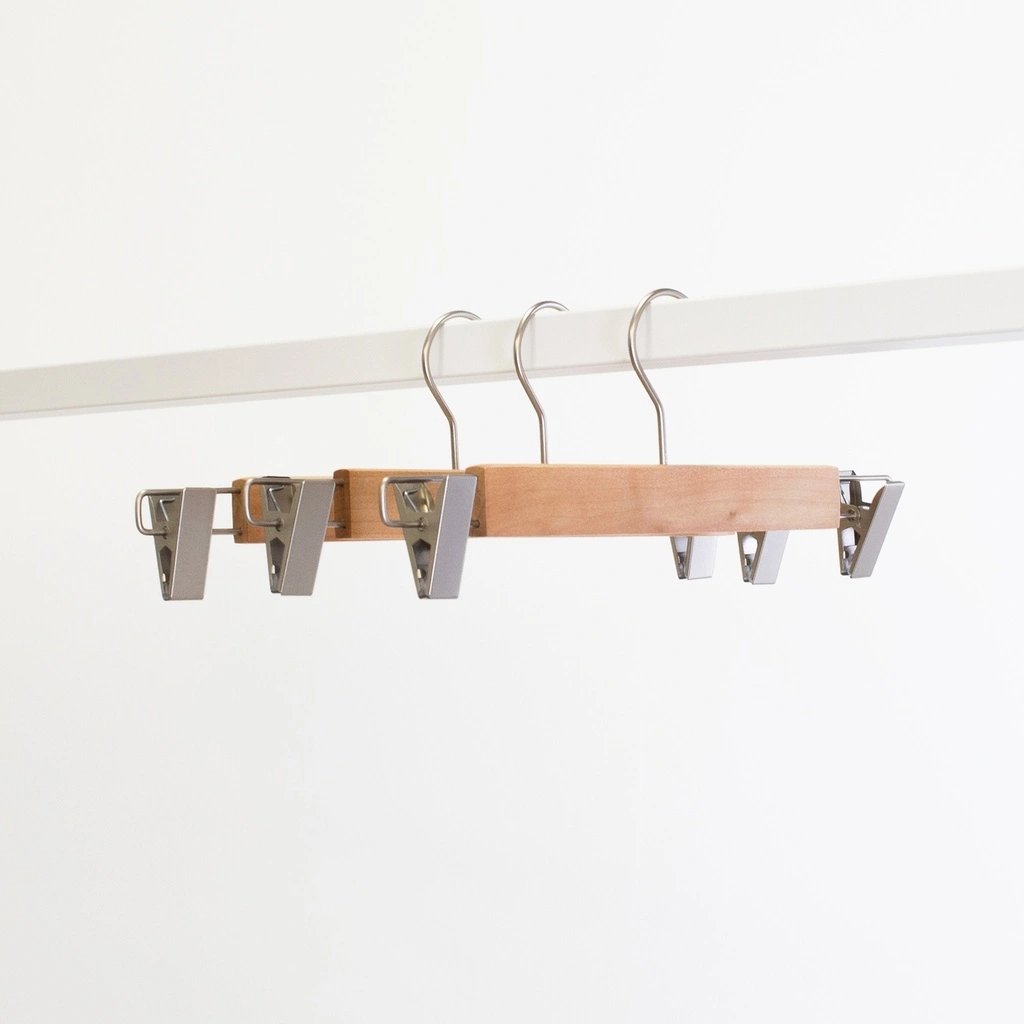 Kledinghanger met clips voor volwassenkledij, lotushout naturel gelakt, 34 cm breedte, matte haak - doos van 100 stuks.