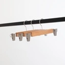 Kledinghanger met clips voor kinderkledij, lotushout naturel gelakt, 28 cm breedte, matte haak - doos van 100 stuks.