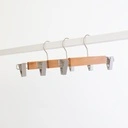 Kledinghanger met clips voor kinderkledij, lotushout naturel gelakt, 28 cm breedte, matte haak - doos van 100 stuks.