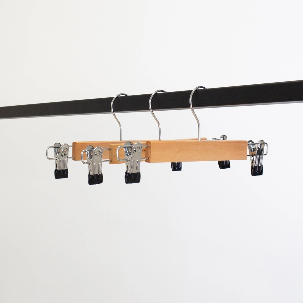 Kledinghanger met clips voor kinderkledij, lotushout naturel gelakt, 28 cm breedte, blinkende haak - doos van 100 stuks.