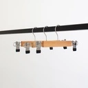 Kledinghanger met clips voor kinderkledij, lotushout naturel gelakt, 28 cm breedte, blinkende haak - doos van 100 stuks.
