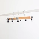 Kledinghanger met clips voor kinderkledij, lotushout naturel gelakt, 28 cm breedte, blinkende haak - doos van 100 stuks.