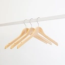 Kledinghanger lotushout naturel gelakt voor dames en heren kledij, 44 cm breedte, blinkende haak - doos van 100 st