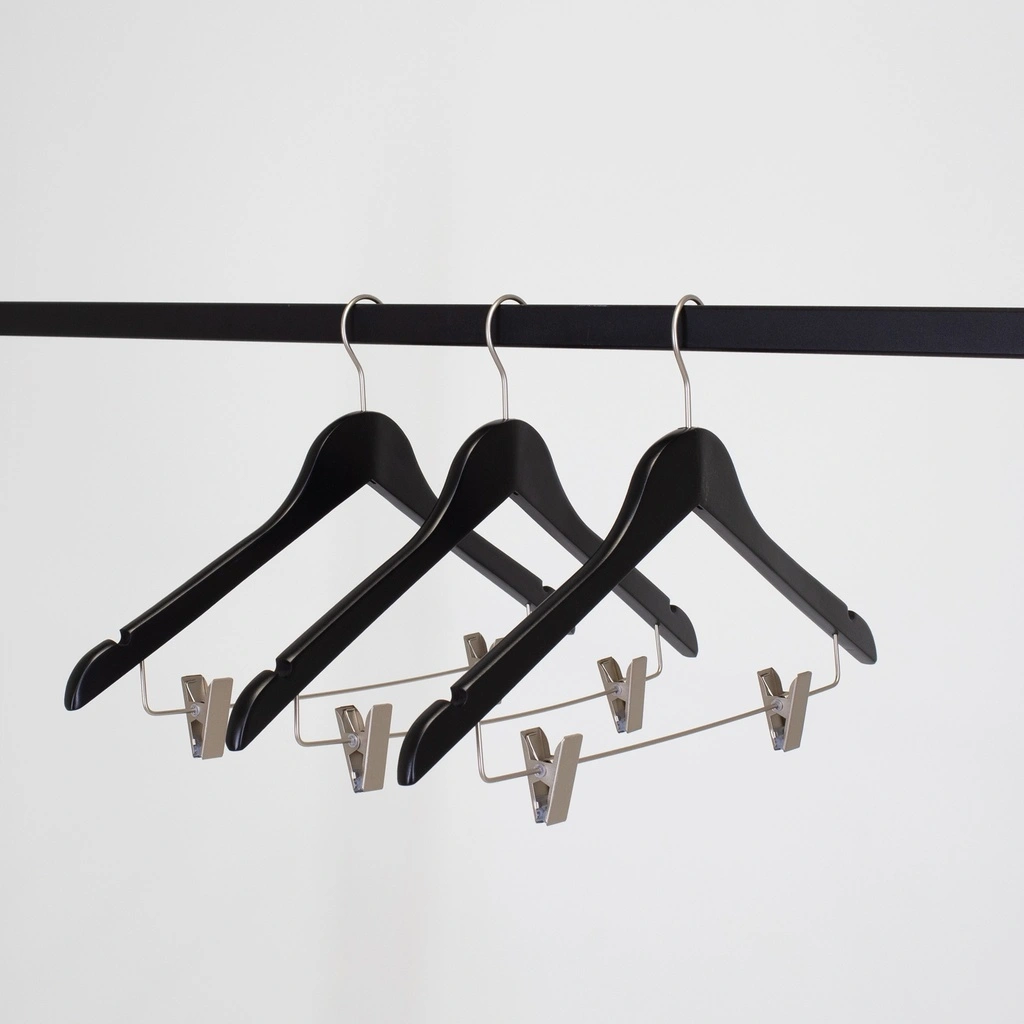 Zwarte kleerhanger met clips voor kostuum, 44 cm breedte, nikkel haak - doos van 100 stuks.