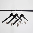 Zwarte kleerhanger met clips voor kostuum, 44 cm breedte, nikkel haak - doos van 100 stuks.