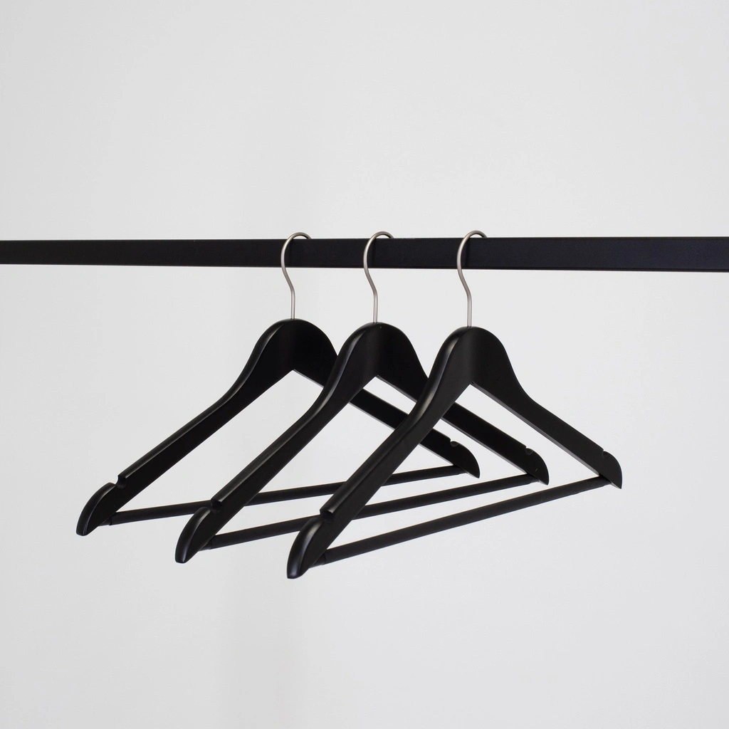 Zwarte kleerhanger met anti slip broeklat voor bloes/shirt, 44 cm breedte, nikkel haak - doos van 100 stuks.