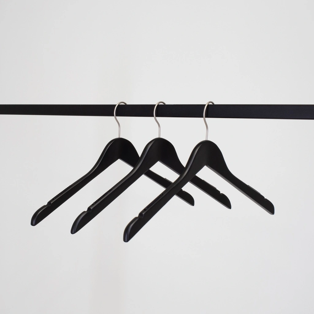 Zwarte kleerhanger met anti slip voor bloes/shirt, 44 cm breedte, nikkel haak - doos van 100 stuks.
