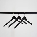 Zwarte kleerhanger met anti slip voor bloes/shirt, 44 cm breedte, nikkel haak - doos van 100 stuks.