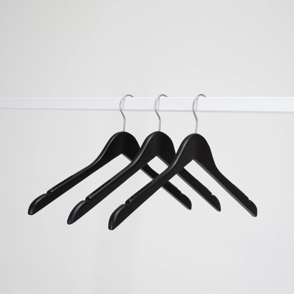 Zwarte kleerhanger met anti slip voor bloes/shirt, 44 cm breedte, nikkel haak - doos van 100 stuks.
