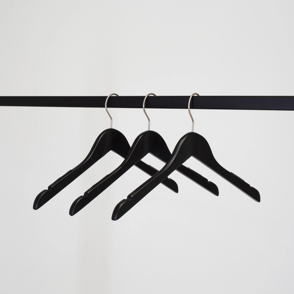 Zwarte kleerhanger met anti slip voor bloes/shirt, 41 cm breedte, nikkel haak - doos van 100 stuks.