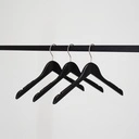 Zwarte kleerhanger met anti slip voor bloes/shirt, 41 cm breedte, nikkel haak - doos van 100 stuks.