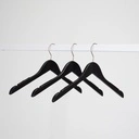 Zwarte kleerhanger met anti slip voor bloes/shirt, 41 cm breedte, nikkel haak - doos van 100 stuks.