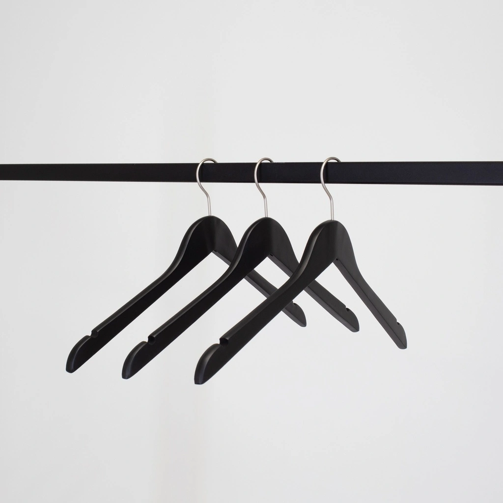 Zwarte kleerhanger voor bloes/shirt grote maat, 47 cm breedte, nikkel haak - doos van 50 stuks.