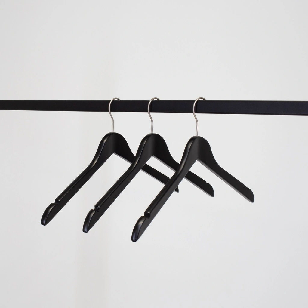 Zwarte kleerhanger voor bloes/shirt, 44 cm breedte, nikkel haak - doos van 100 stuks.