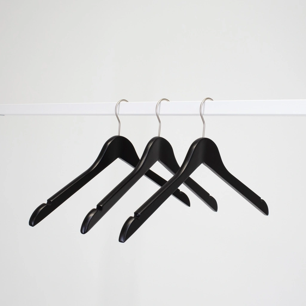 Zwarte kleerhanger voor bloes/shirt, 44 cm breedte, nikkel haak - doos van 100 stuks.