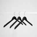 Zwarte kleerhanger voor bloes/shirt, 44 cm breedte, nikkel haak - doos van 100 stuks.