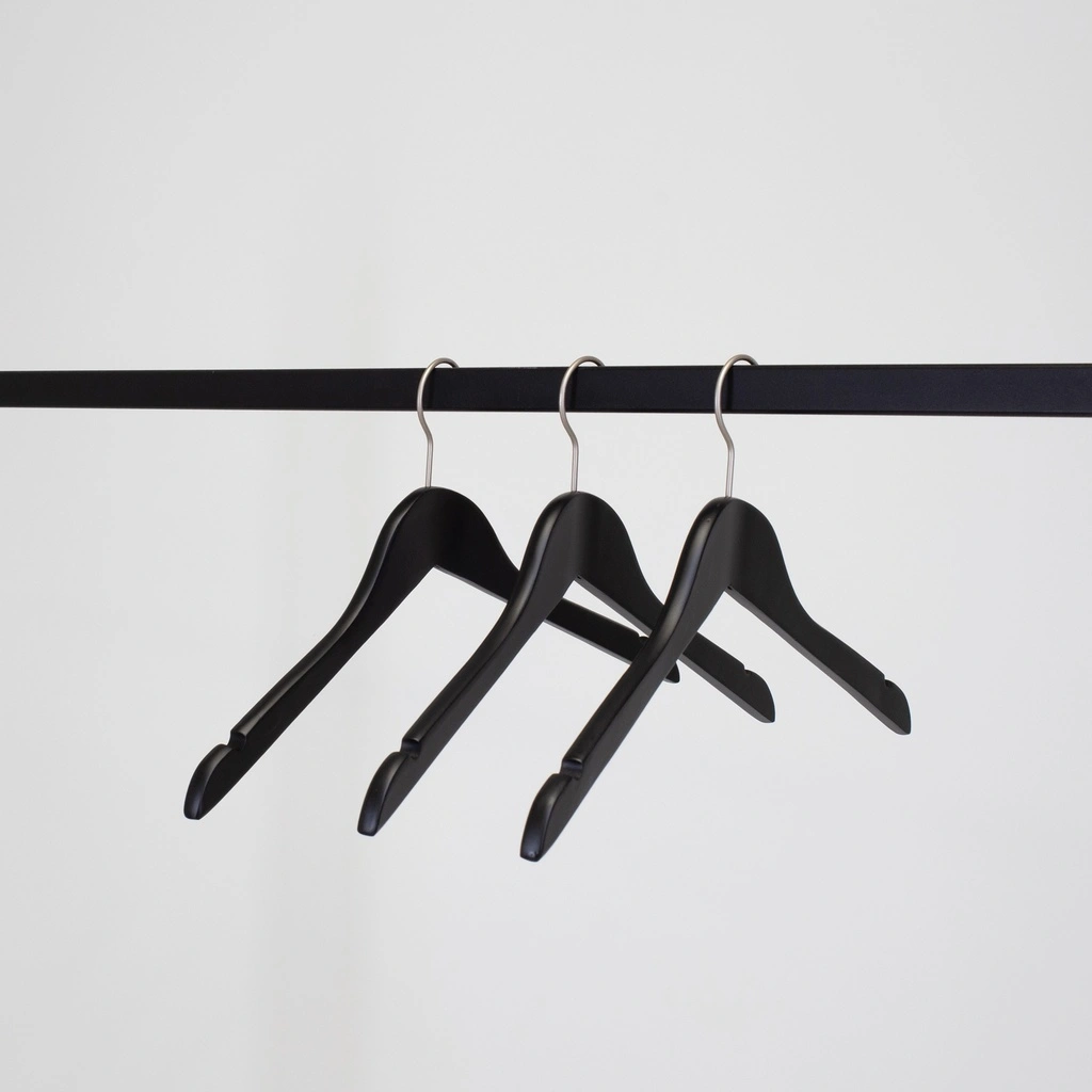 Zwarte kleerhanger voor bloes/shirt, 41 cm breedte, nikkel haak - doos van 100 stuks.