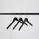 Zwarte kleerhanger voor bloes/shirt, 41 cm breedte, nikkel haak - doos van 100 stuks.