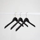 Zwarte kleerhanger voor bloes/shirt, 41 cm breedte, nikkel haak - doos van 100 stuks.