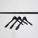 Zwarte kleerhanger voor blazer, 3 cm schouderbreedte, 44 cm breedte, nikkel haak- doos van 50 stuks.