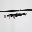 Zwarte kleerhanger met clips voor broeken/rokken, 38 cm breedte, nikkel haak - doos van 100 stuks.