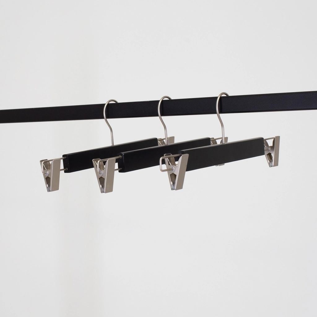 Zwarte kleerhanger met clips voor broeken/rokken, 34 cm breedte, nikkel haak - doos van 100 stuks.
