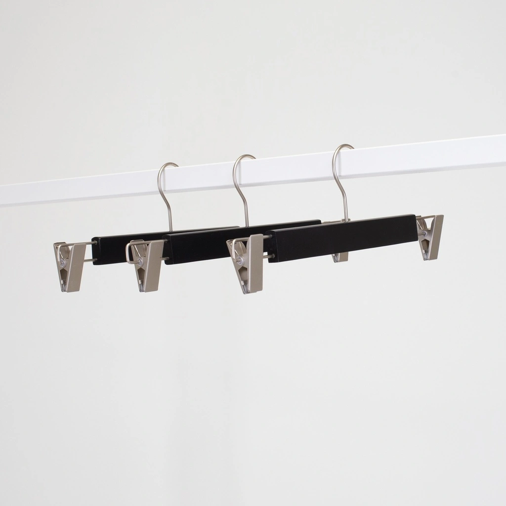 Zwarte kleerhanger met clips voor broeken/rokken, 34 cm breedte, nikkel haak - doos van 100 stuks.