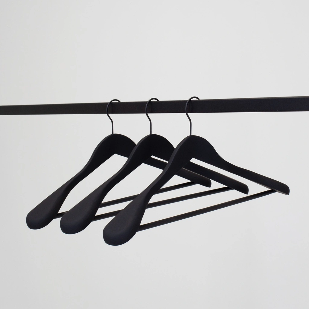 Zwarte soft touch kleerhanger voor kostuum met broeklat, 5 cm schouderbreedte, 44 cm breedte, zwarte haak - doos van 30 stuks