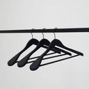 Zwarte soft touch kleerhanger voor kostuum met broeklat, 5 cm schouderbreedte, 44 cm breedte, zwarte haak - doos van 30 stuks