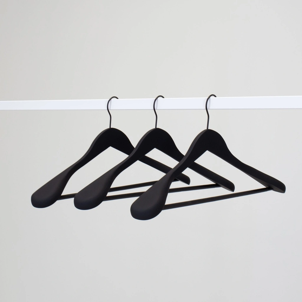 Zwarte soft touch kleerhanger voor kostuum met broeklat, 5 cm schouderbreedte, 44 cm breedte, zwarte haak - doos van 30 stuks
