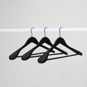 Zwarte soft touch kleerhanger voor kostuum met broeklat, 5 cm schouderbreedte, 44 cm breedte, zwarte haak - doos van 30 stuks