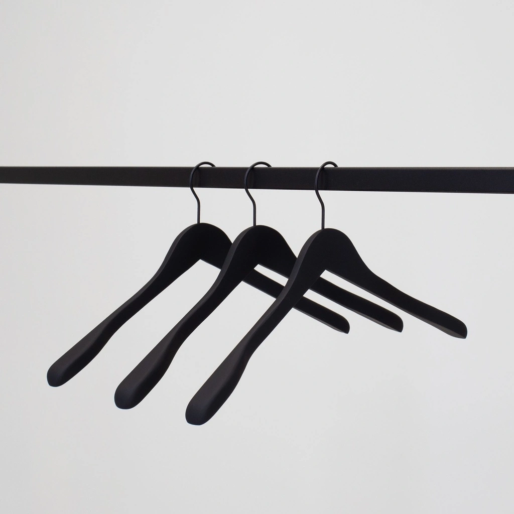 Zwarte soft touch kleerhanger voor blazer, 3 cm schouderbreedte, 44 cm breedte, zwarte haak - doos van 50 stuks