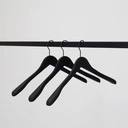 Zwarte soft touch kleerhanger voor blazer, 3 cm schouderbreedte, 44 cm breedte, zwarte haak - doos van 50 stuks