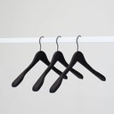 Zwarte soft touch kleerhanger voor blazer, 3 cm schouderbreedte, 44 cm breedte, zwarte haak - doos van 50 stuks