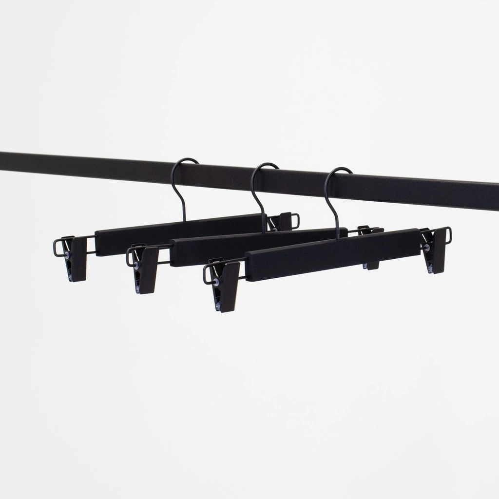 Zwarte soft touch kleerhanger met clips voor broeken/rokken, 34 cm breedte, zwarte haak - doos van 100 stuks.