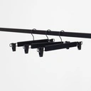 Zwarte soft touch kleerhanger met clips voor broeken/rokken, 34 cm breedte, zwarte haak - doos van 100 stuks.