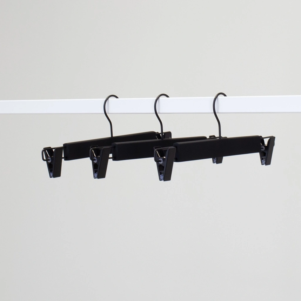Zwarte soft touch kleerhanger met clips voor broeken/rokken, 34 cm breedte, zwarte haak - doos van 100 stuks.