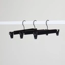 Zwarte soft touch kleerhanger met clips voor broeken/rokken, 34 cm breedte, zwarte haak - doos van 100 stuks.