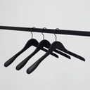Zwarte soft touch kleerhanger voor blazer, 3 cm schouderbreedte, 41 cm breedte, zwarte haak - doos van 50 stuks