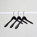 Zwarte soft touch kleerhanger voor blazer, 3 cm schouderbreedte, 41 cm breedte, zwarte haak - doos van 50 stuks